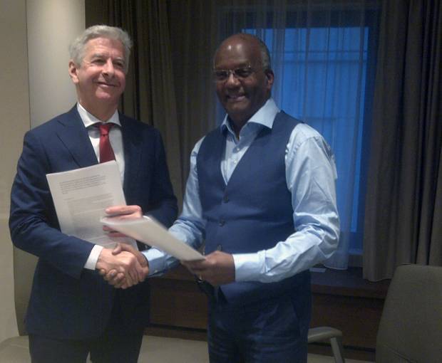 Ministers Plasterk (BZK) en Richardson (Sint Maarten, Justitie) schudden elkaar de hand na het ondertekenen van het protocol